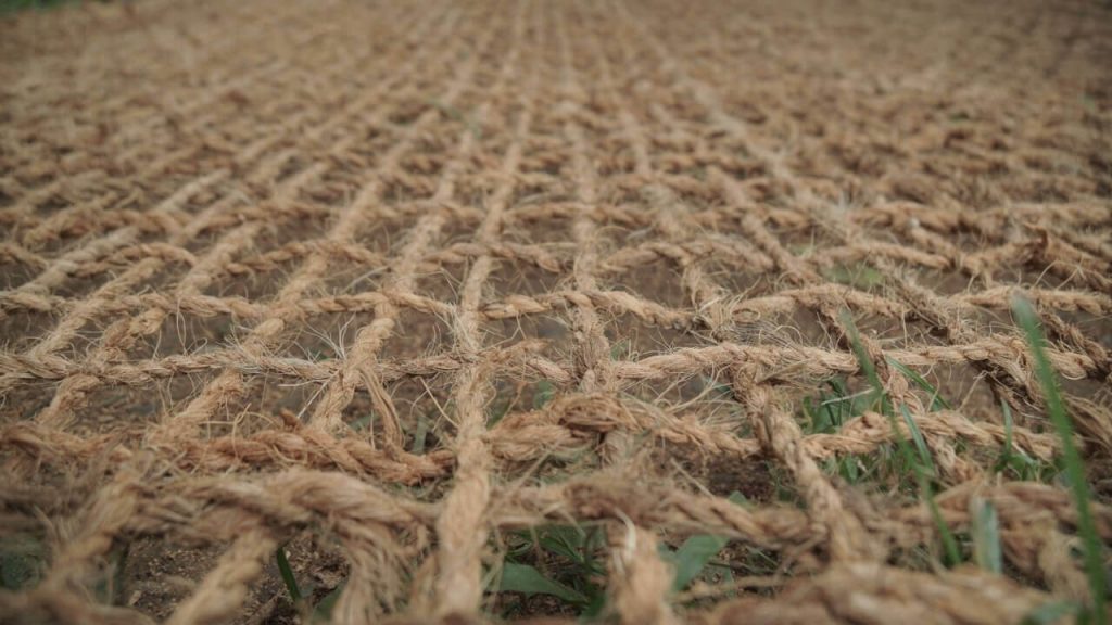 Pemasangan jaring sabut kelapa mudah