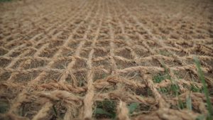 Pemasangan jaring sabut kelapa mudah